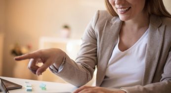 What are the key elements of a successful job advertisement?