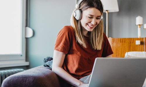 Muzyka i głosy AI w materiałach firmowych